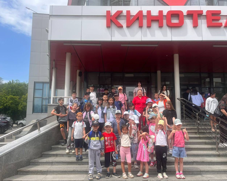 Мектеп лагеріндегі бірінші күн-жаздың сиқырлы басталуы!\Первый день в школьном лагере — волшебное начало лета!